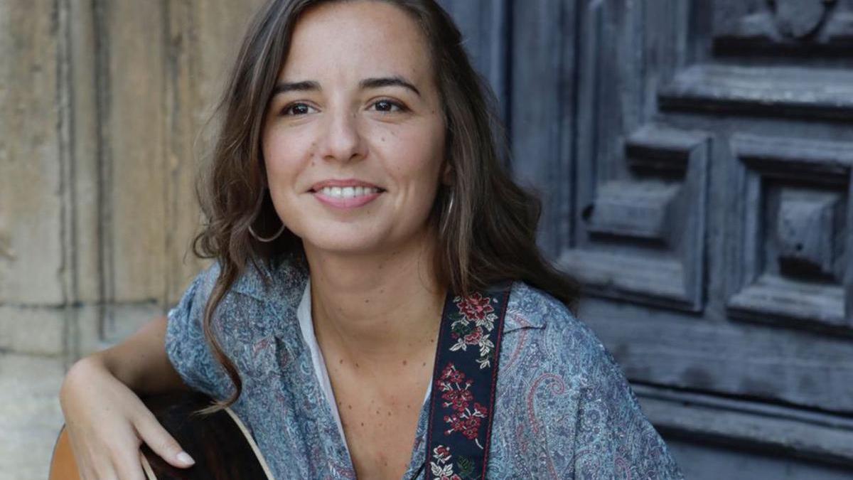 Rita Ojanguren, con su guitarra.