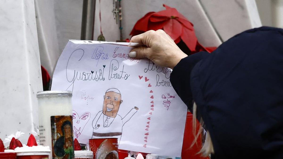 Cirios y dibujos para el Papa en el Hospital Gemelli de Roma. | CECILIA FABIANO / LA PRESSE
