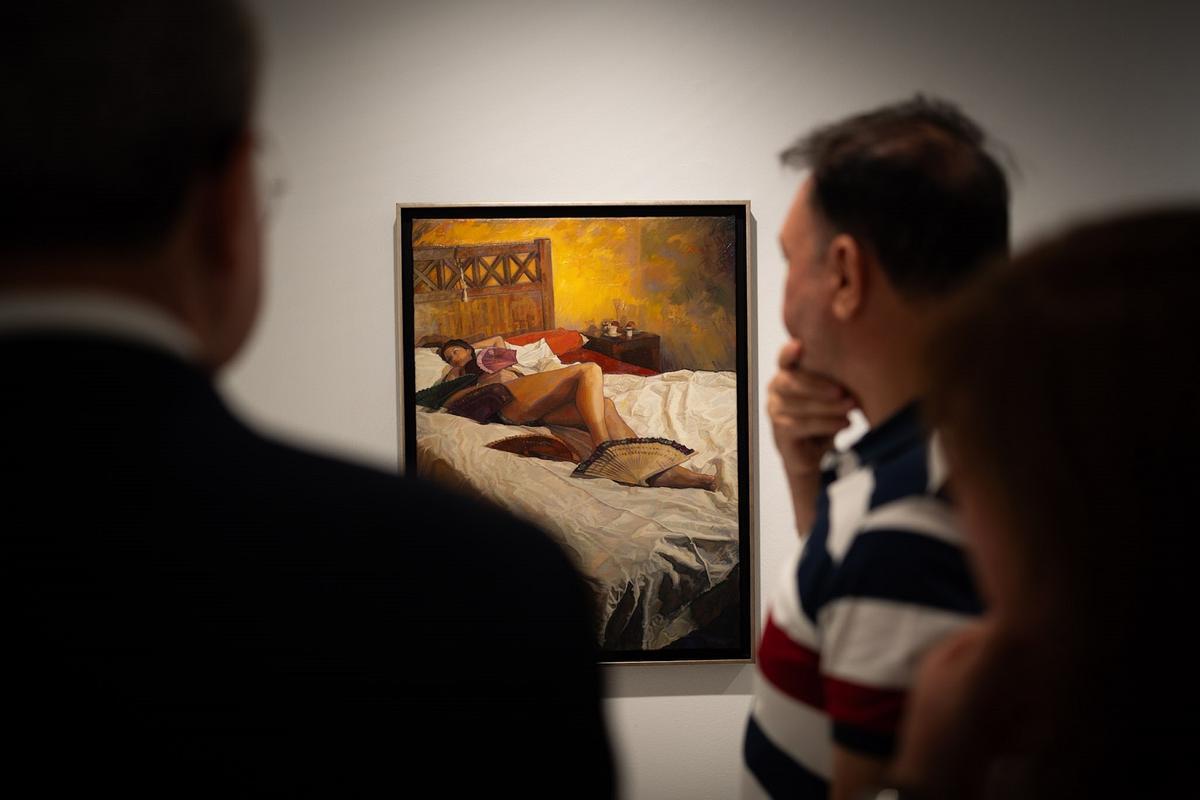 El artista Cristóbal Córdoba, con el alcalde, ante una de las obras de su exposición.