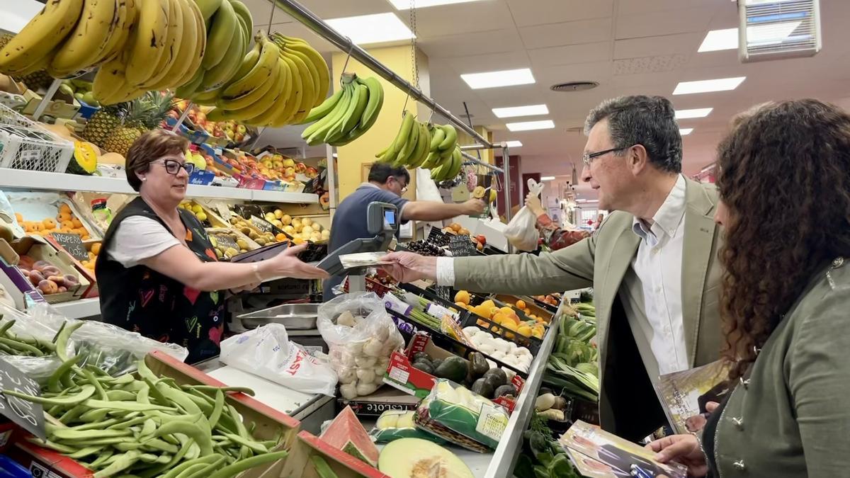 El candidato del PP a la Alcaldía de Murcia, José Ballesta, en su visita ayer al mercado de abastos del Carmen.