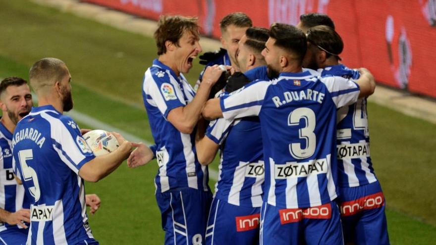 Los jugadores del Alavés celebran un gol ante el Valencia.