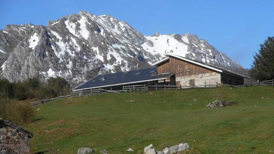 Estado que presentaba esta primavera el parador de Brañagallones, que se convertirá en refugio de montaña una vez se ejecuten las obras de acondicionamiento.