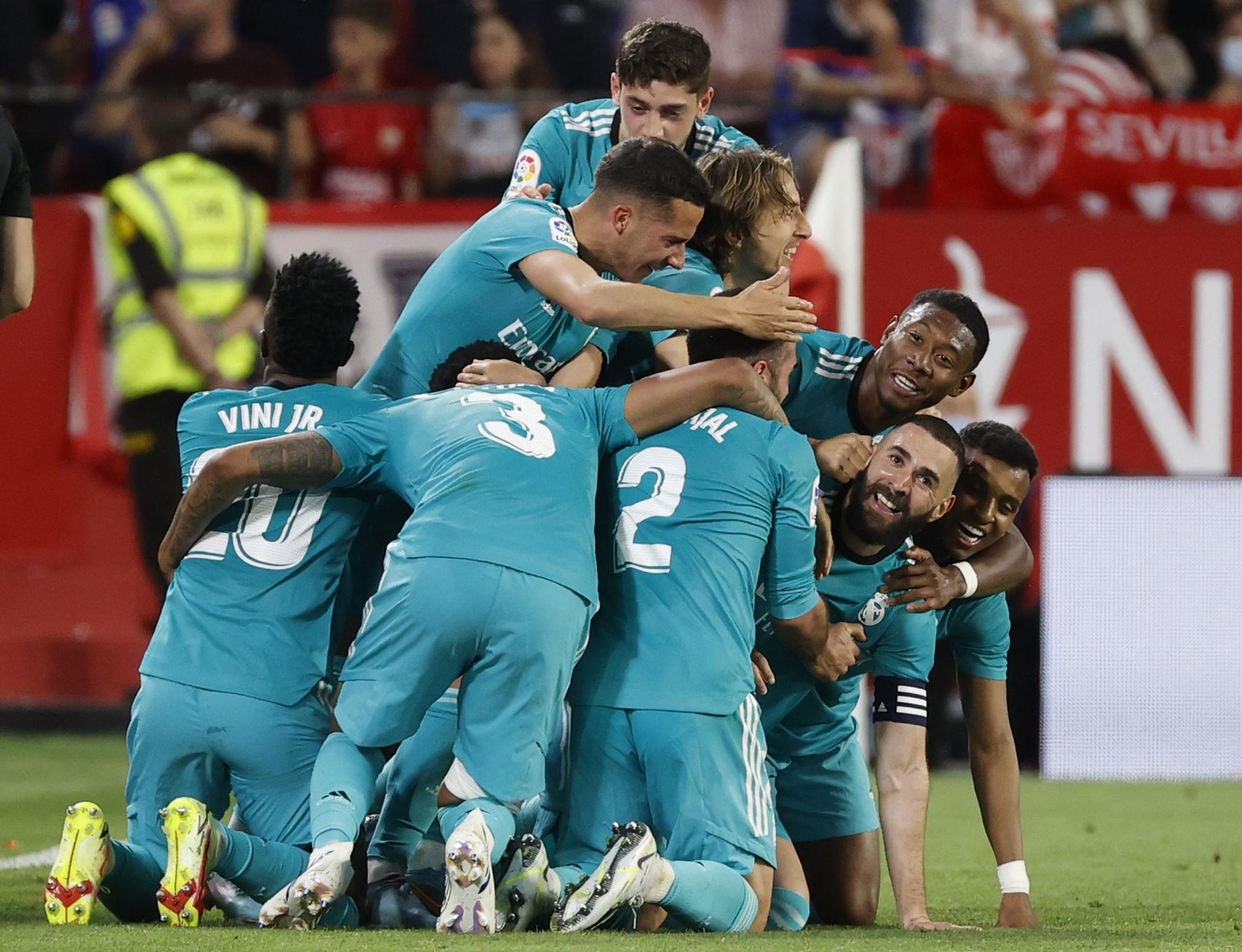 Los jugadores del Real Madrid celebran la victoria de su equipo en Sevilla.