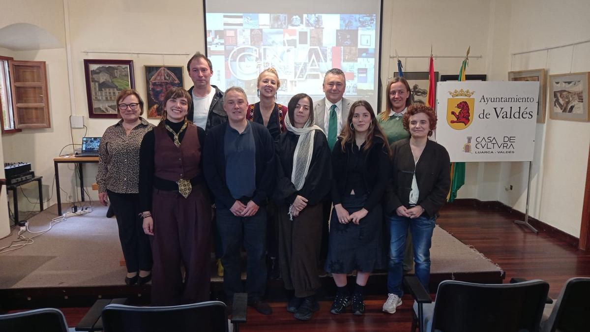 El grupo de premiados y representantes institucionales, en la foto de familia.