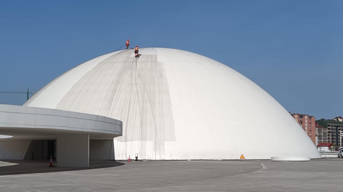 Trabajos de limpieza, esta mañana, en la cúpula del Centro Niemeyer.