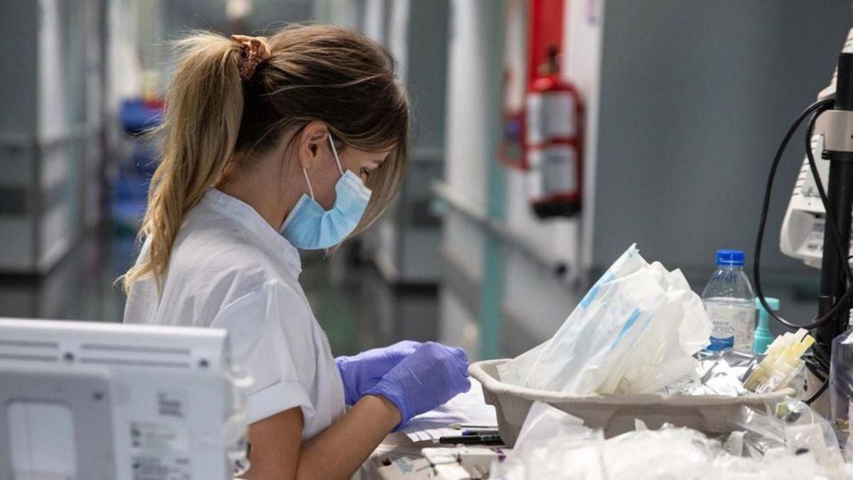 Imagen de archivo de una enfermera trabajando en un hospital.