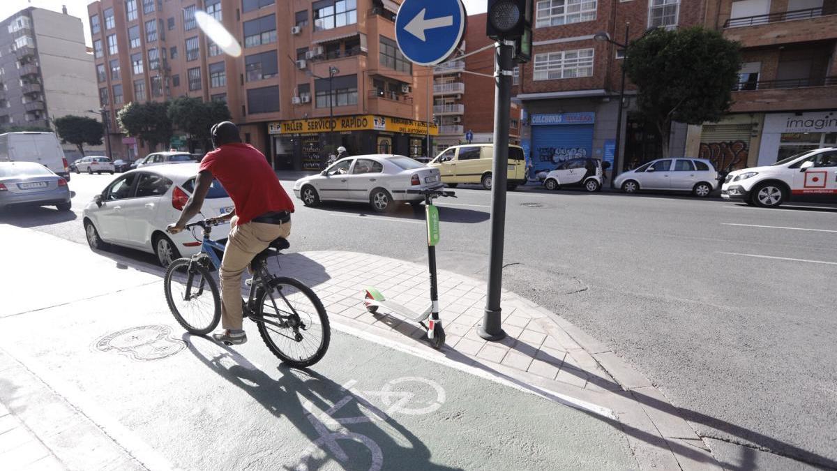 Un joven pasea en bicicleta por la avenida del puerto, en una imagen de archivo.