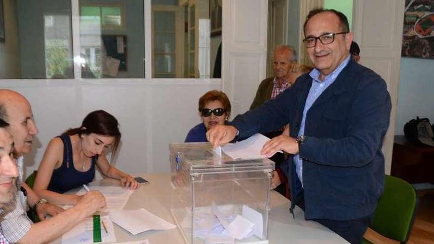 El portavoz del PP de Cangas,José Enrique Sotelo, votando ayer en la sede local. // Gonzalo Núñez