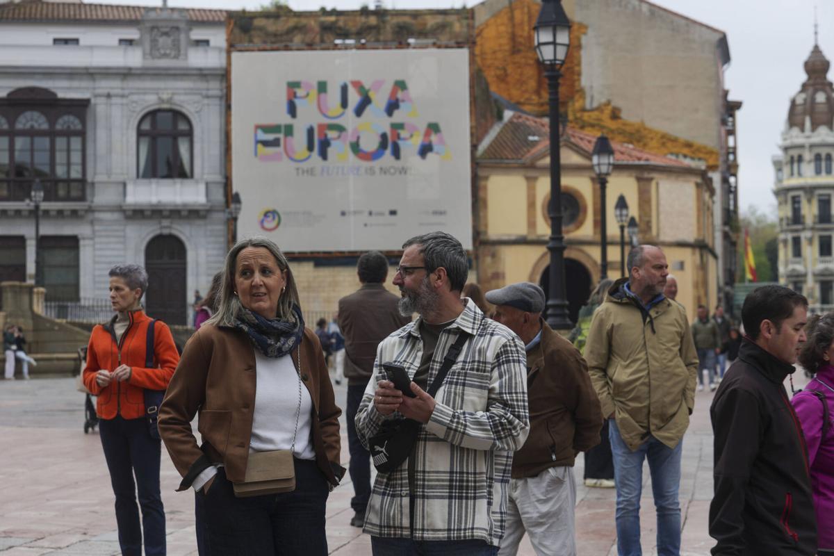 Turistas en la plaza de la Catedral.