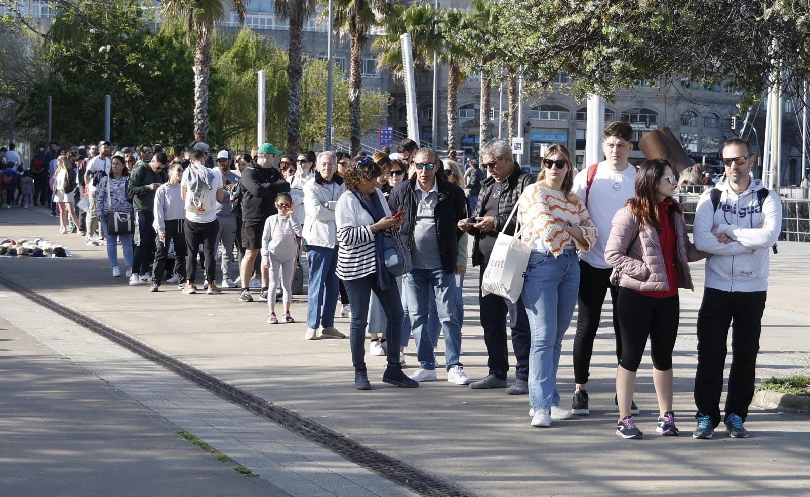 Larguísima cola para coger el barco a Cíes