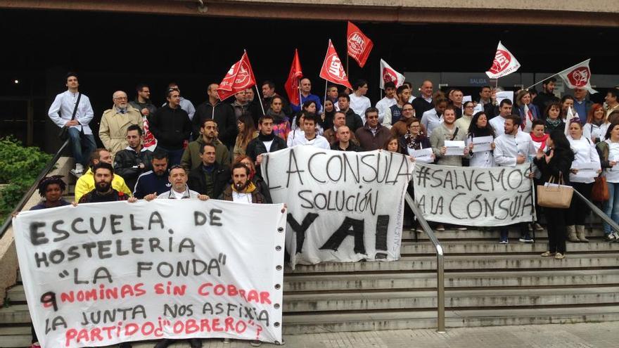 Los alumnos de La Cónsula se manifiestan en la delegación provincial de educación de Málaga.
