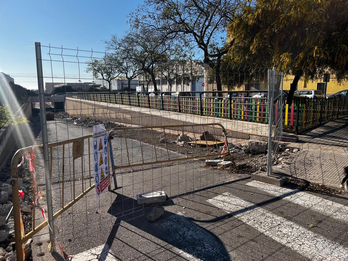 Las obras del paso subterráneo de la calle Senda Mitjana están paralizadas desde el mes de febrero.