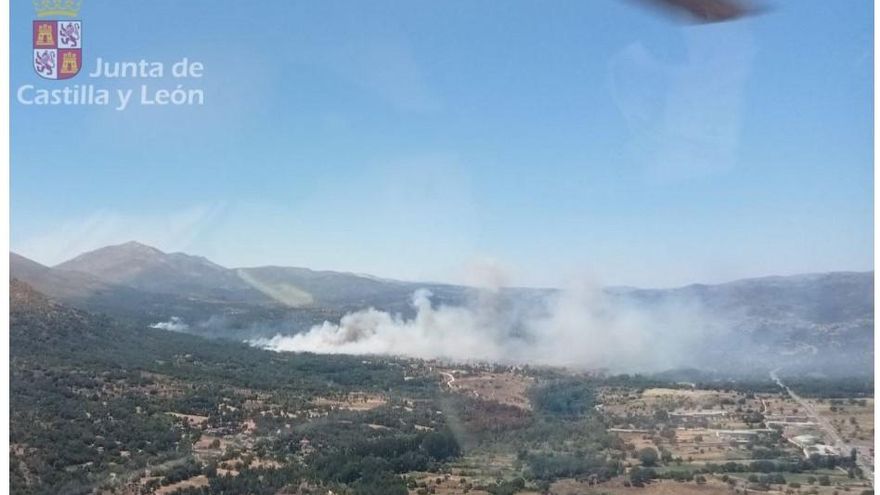 Controlado el incendio forestal de Navaluenga (Ávila)