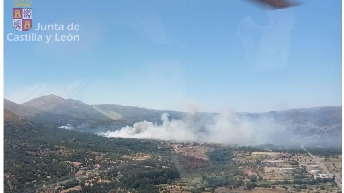 Incendio forestal en Navaluenga (Ávila) en sus inicios.