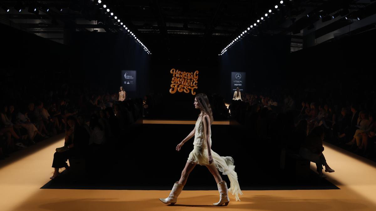 Uno de los diseños de la diseñadora Teresa Helbig en la Mercedes Benz Fashion Week Madrid.