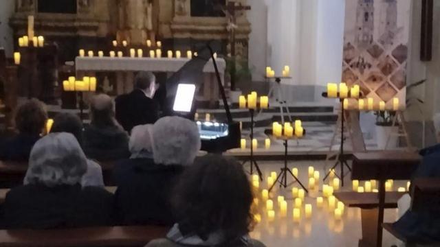 El almuniense llevó su música hasta la Iglesia de Santa Ana.