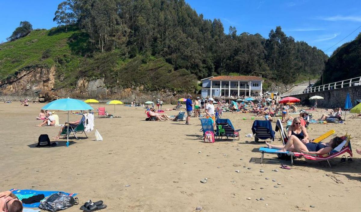 En imagen de la izquierda, la playa de Aguilar, ayer a mediodía. Sobre estas líneas, los jardines próximos al puerto de Luanco. | M. R. / Ricardo Solís.