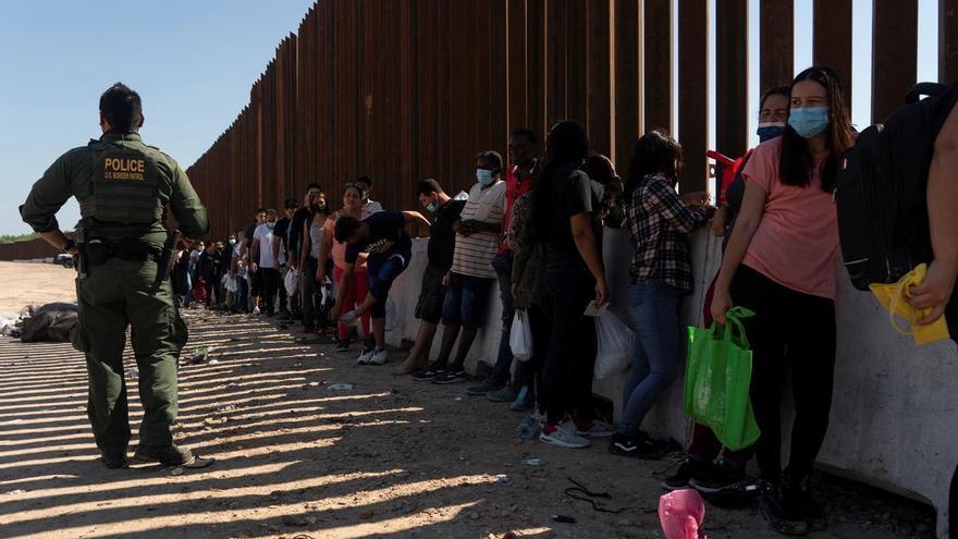Los arrestos de migrantes en la frontera estadounidense tocan fondo