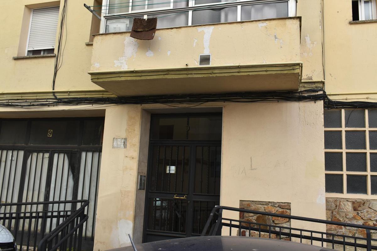 Galería | Vecinos de un edificio de Cáceres reclaman que viven sin ascensor