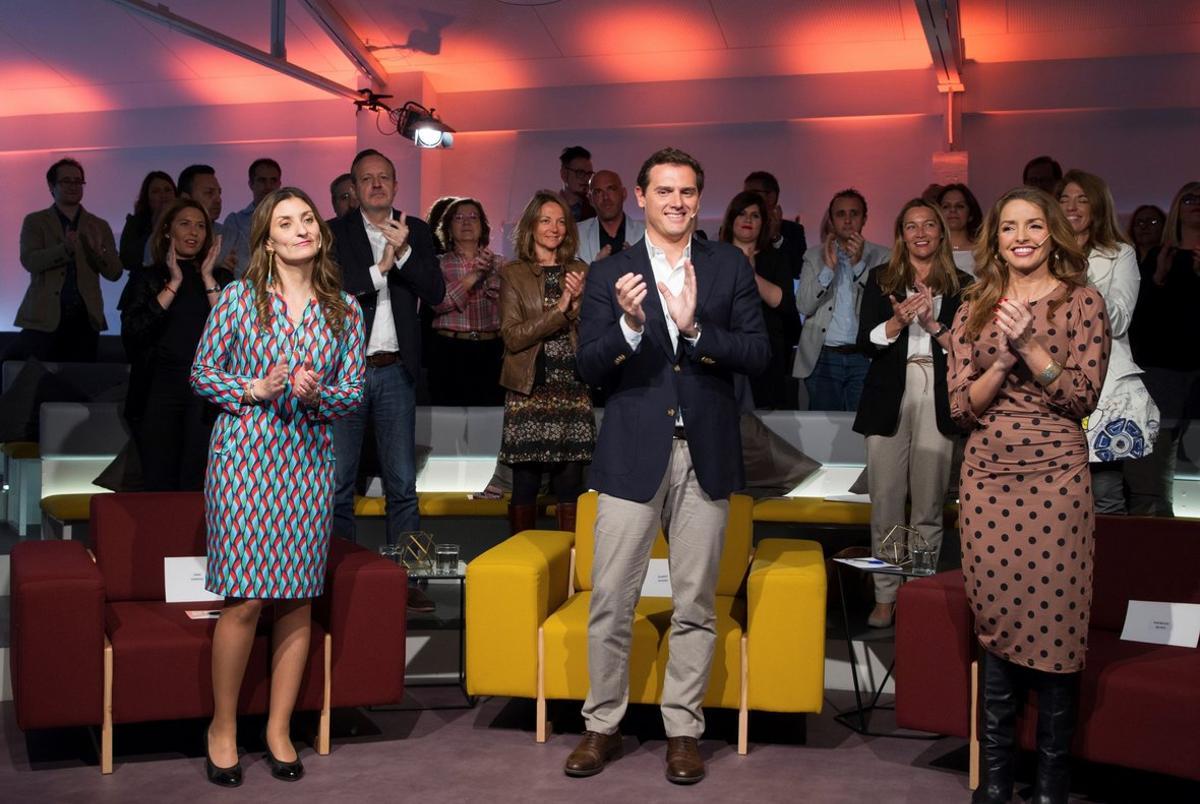 GRAF3574 MADRID, 13/03/2019.- El presidente de Ciudadanos (Cs), Albert Rivera, acompañado de Sara Giménez, miembro de la Fundación Secretariado Gitano y la diputada en el Congreso por Ciudadanos Patricia Reyes (d), durante su intervención en un coloquio sobre la discriminación que existe en España, esta mañana en Madrid.EFE/Nico Rodriguez