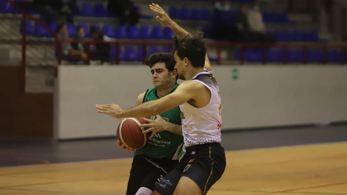 Javi Bueno (UCB), con el balón.