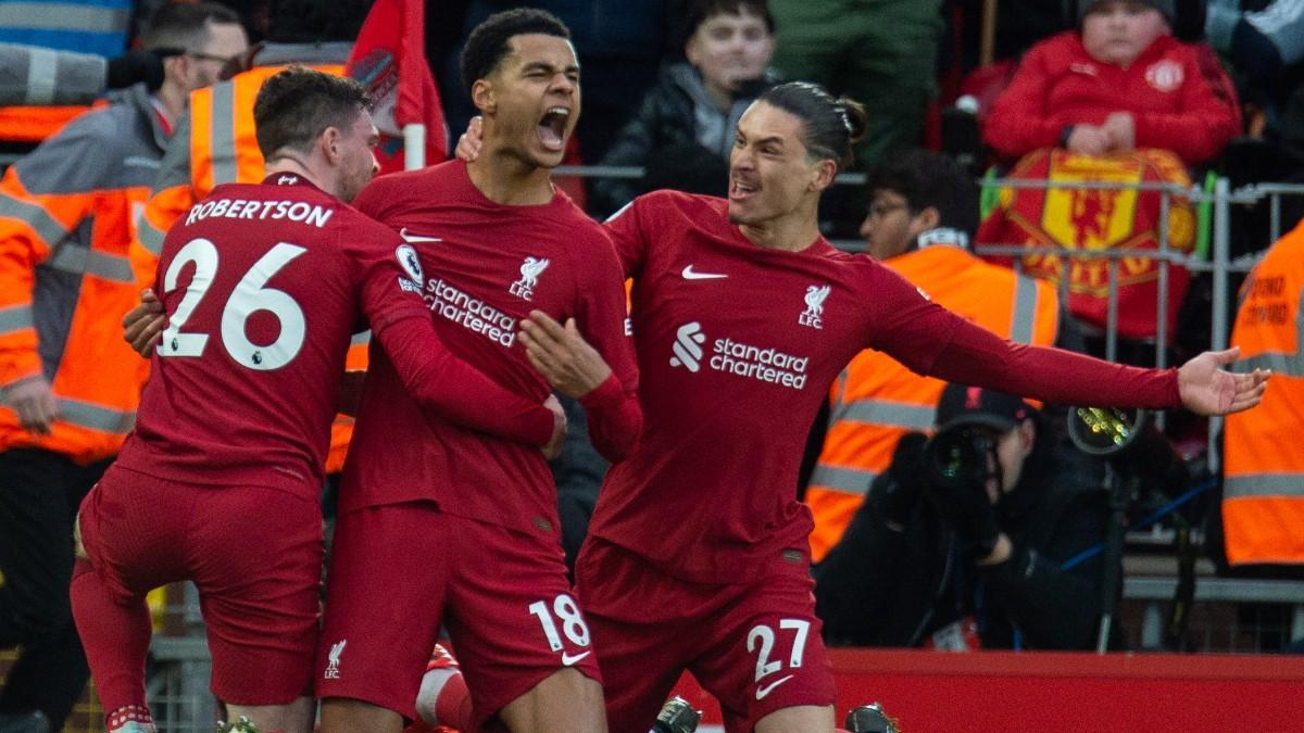 Cody Gakpo celebra con sus compañeros del Liverpool uno de sus goles al Manchester United