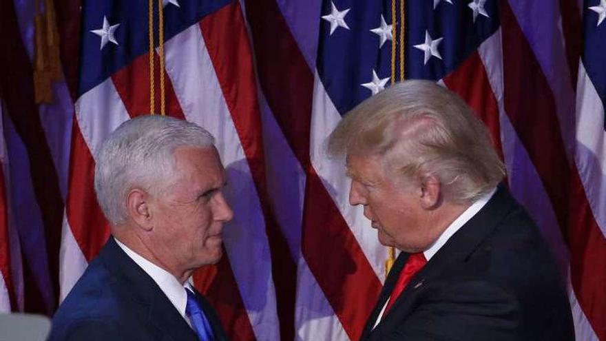 Trump estrecha la mano de Pence tras la victoria electoral. // Efe