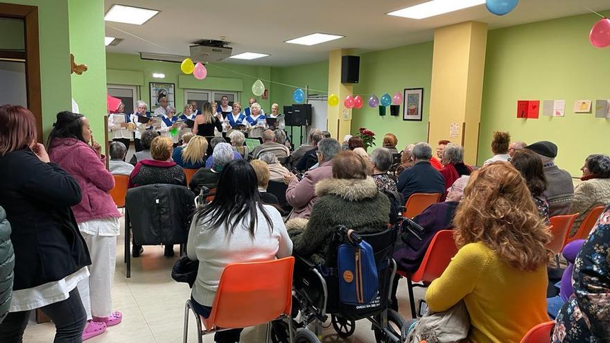 Los mayores de la residencia Valle del Caudal despiden el año con música, cotillón y actividades intergeneracionales