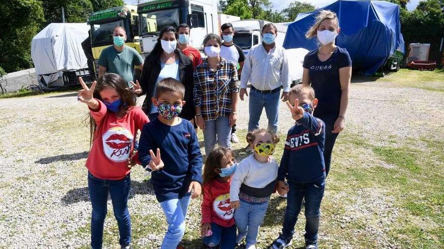 Rosana Costids, en el centro, con su familia, en la finca de sus padres en Bergondo, donde tienen guardadas las atracciones.