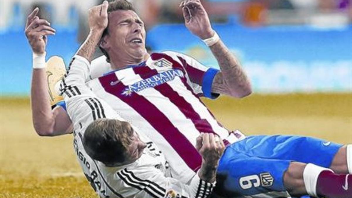 Ramos y Mandzukic, en el partido de ida disputado en el Santiago Bernabéu.