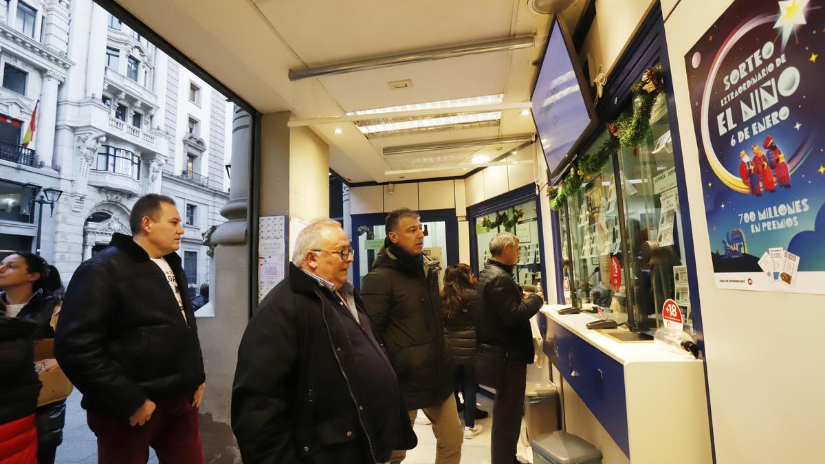 Zaragozanos comprando lotería para el sorteo de El Niño este miércoles en una administración del Coso.