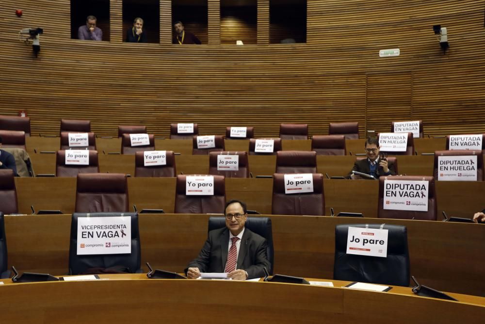 Escaños vacíos en Las Corts por el Día de la Mujer