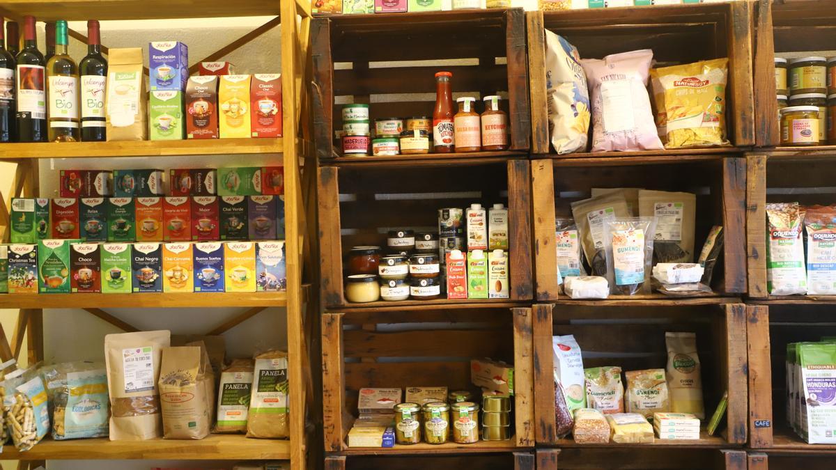 Alimentos en venta en La Despensa, tienda de comercio ecológico.