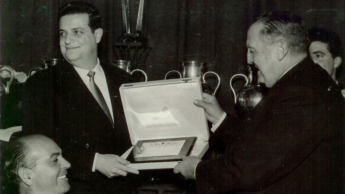 Raimundo Saporta, emisario del conjunto blanco, junto a Santiago Bernabéu, expresidente del Real Madrid.