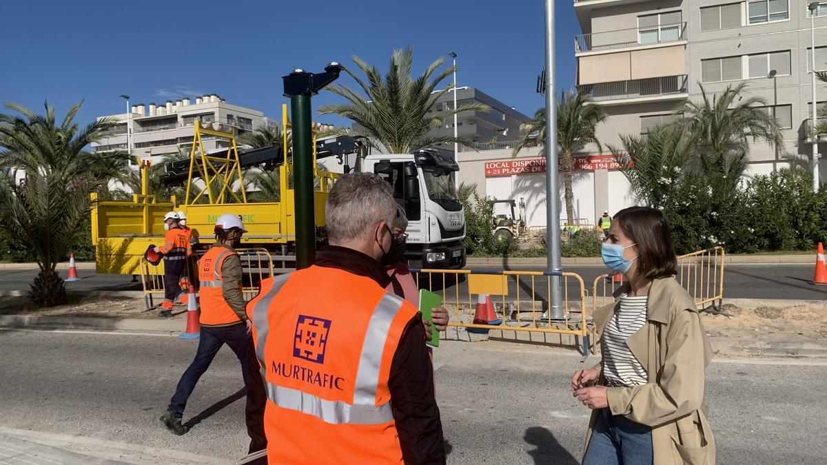 Esther Díez visitando una de las obras.