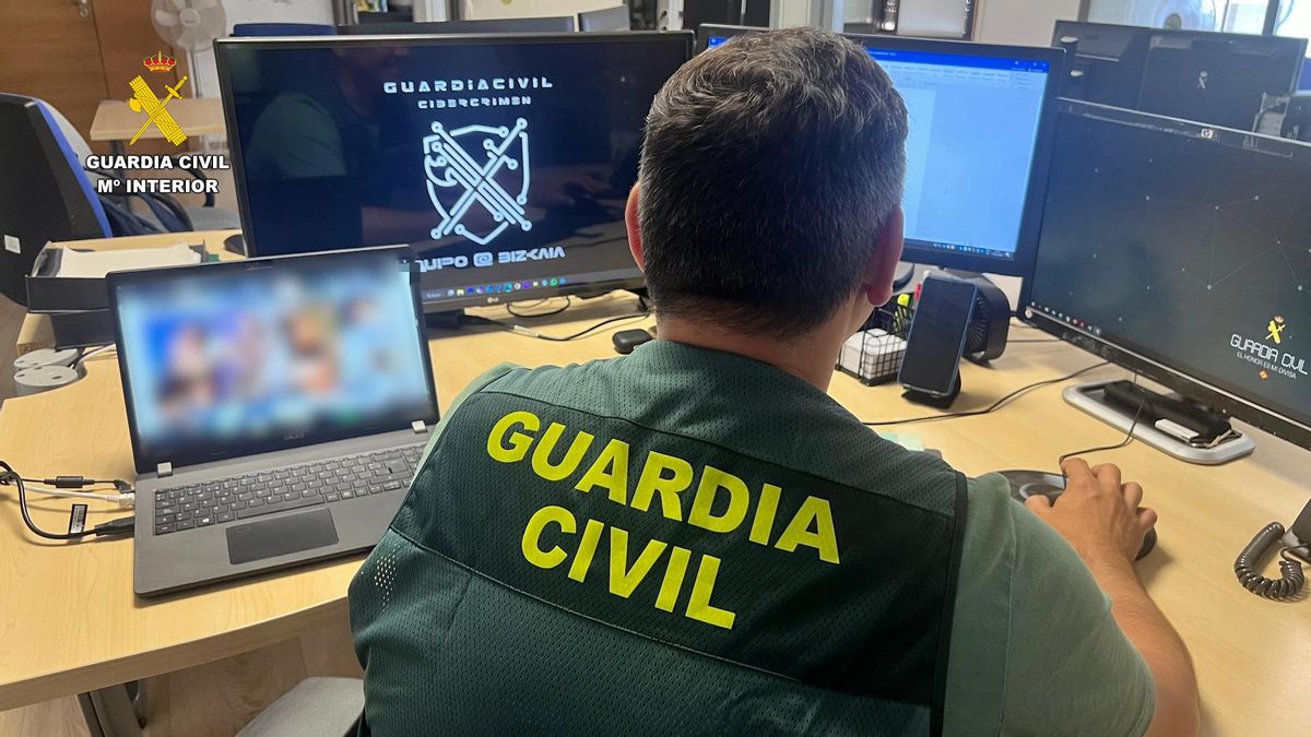 Uno de los agentes implicados en la operación.