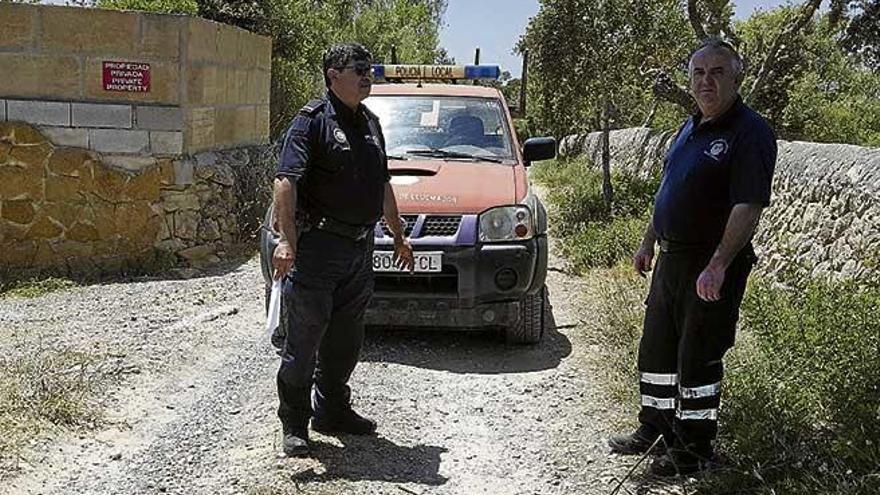 Policías locales, ayer a las puertas de la vivienda de la pareja.