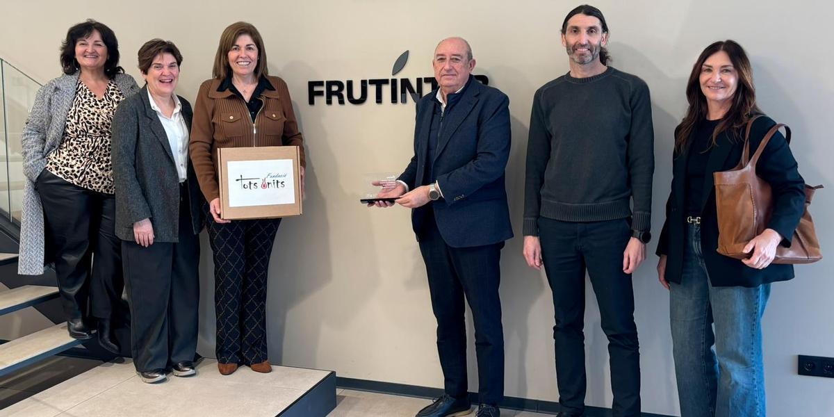 Responsables de Tots Units y de Frutinter celebran 10 años de colaboración en favor de la inclusión social.