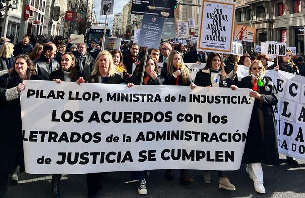 Protesta de los secretarios judiciales, este martes en Madrid.