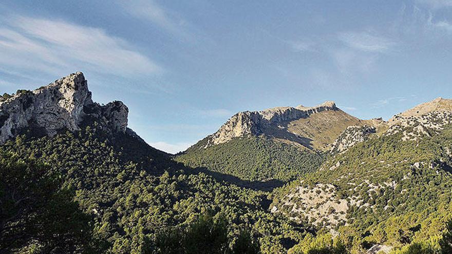 Beim Pas d&#039;en Bartoméu bildschön zu sehen: der Caragoler des Guix (li.), das Massanella-Massiv (Mi.) und der Puig d&#039;en Galileu (re.).