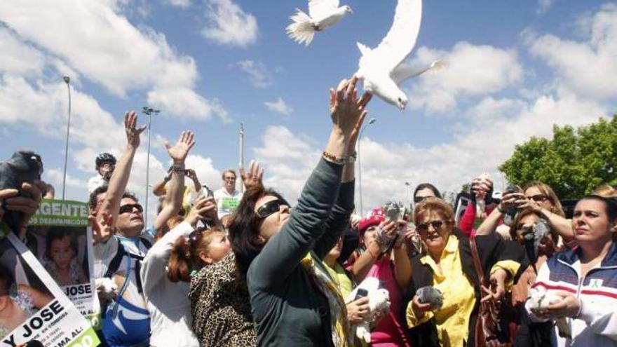 La madre de los niños, en primer plano, suelta unas palomas ante la cárcel donde está José Bretón. / salas