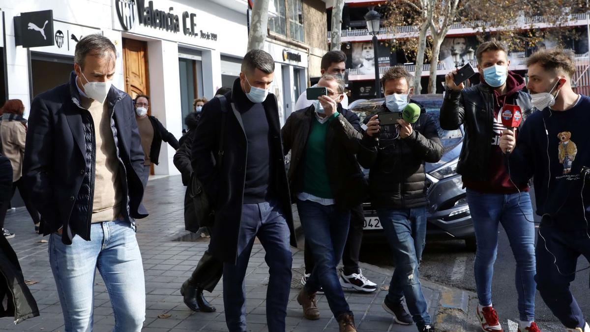 Los agentes Luis Alonso y Santi Serra, a su salida tras la reunión con el Valencia. | M.Á.MONTESINOS