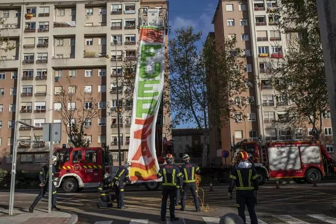 Homenaje de los bomberos a los sanitarios