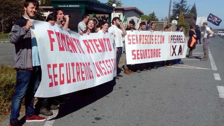 Manifestantes, ayer, frente al centro de formación de Guísamo.