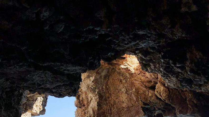 Cova dels Arcs en la cala del Moraig.