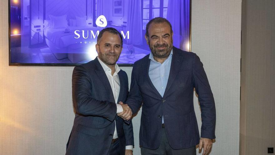Javier Vich y Gabriel Escarrer oficializaron ayer su acuerdo en el Summum Prime, en Palma. | GUILLEM BOSCH