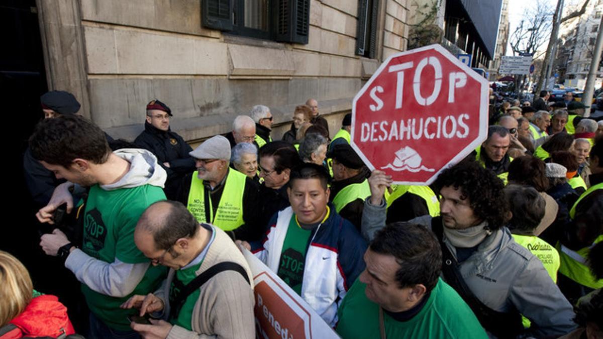 Miembros de la PAH entregan firmas en favor de la dación en pago, el martes en Barcelona.