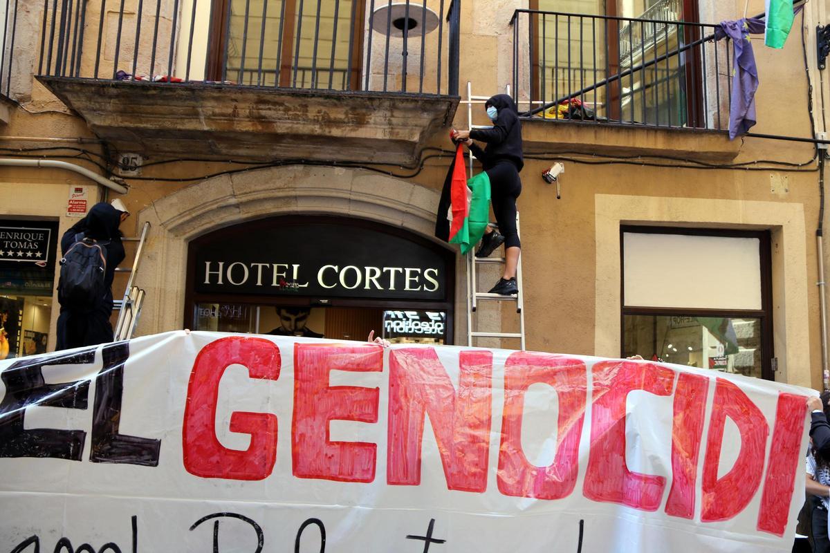 Activistes ocupen un hotel d’un magnat israelià a Barcelona per denunciar els atacs contra Gaza