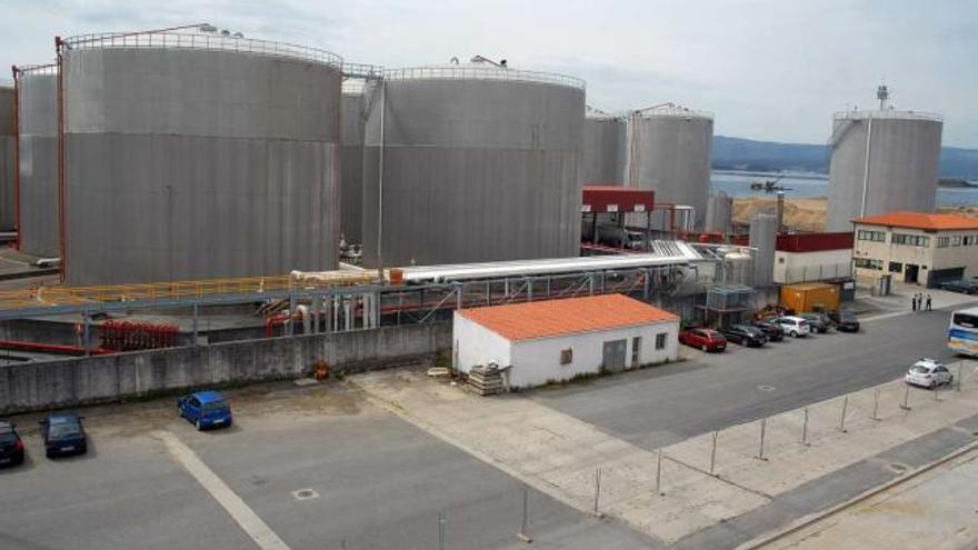 Los tanques de hidrocarburos están situados en el muelle de Ferrazo.  // Iñaki Abella