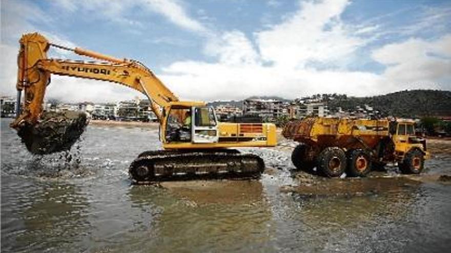 El consistori va extreure sorra per reposar-la a la zona afectada com a mesura provisional.